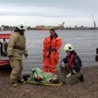 24-летняя девушка прыгнула в воду с железнодорожного моста