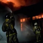 Пожар в цехе мебельной фабрики: работы по ликвидации продолжаются свыше 15 часов
