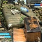 Пожарные эвакуировали двух погибших из горящего дома