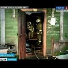 Пожарные отстояли двухэтажный деревянный дом
