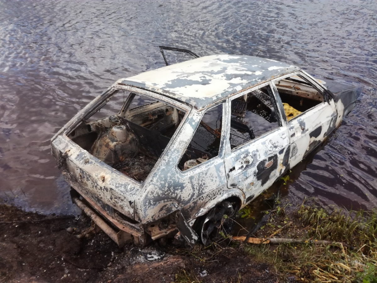 Брошенные автомобили под водой