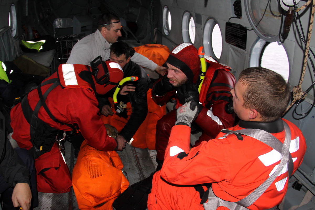 Спасательная операция. Служба спасения в Британии. Спасательный костюм пограничников в белом море.